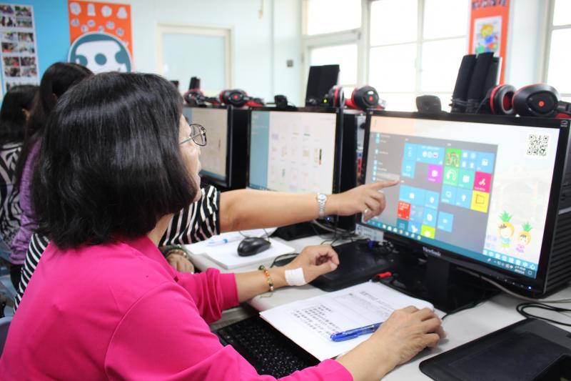 學員學習如何點開WORD軟體