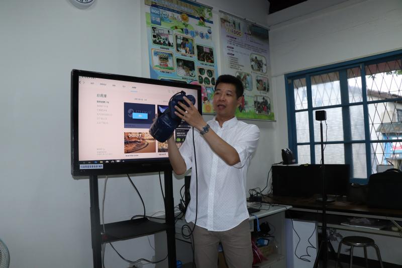 老師說明新興科技的應用及VR設備的操作