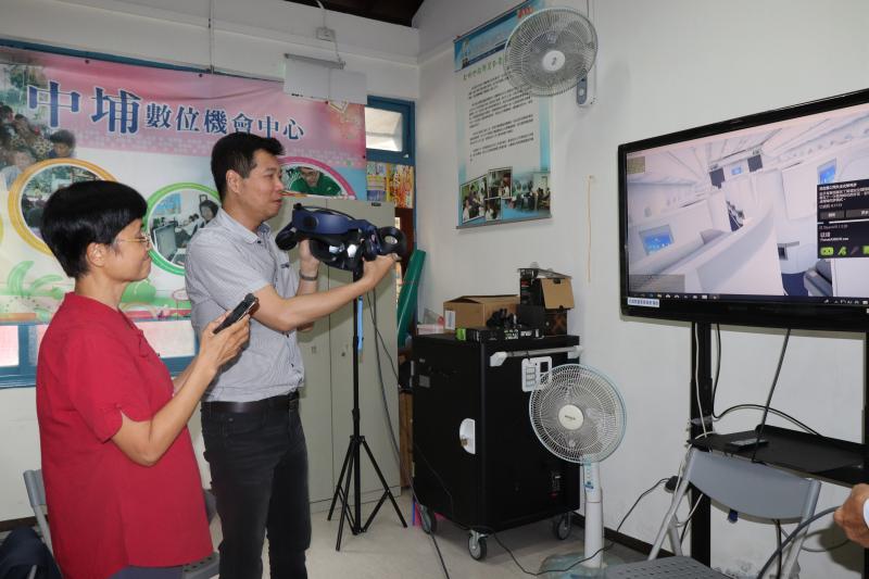 老師讓學員體驗VR遊戲中的保鈴球。