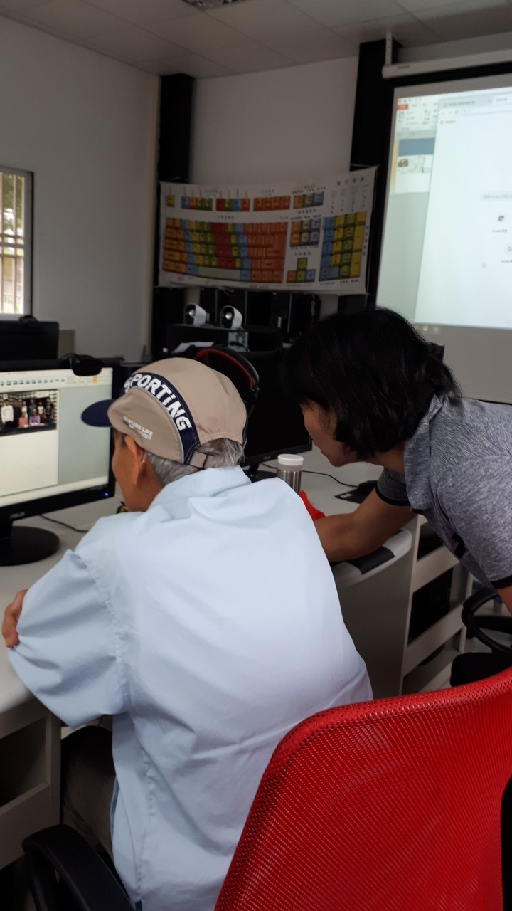 互相討論協助把作品弄好