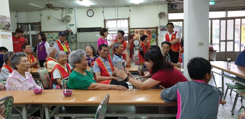 講師示範拍攝操作，學員很認真地聽。