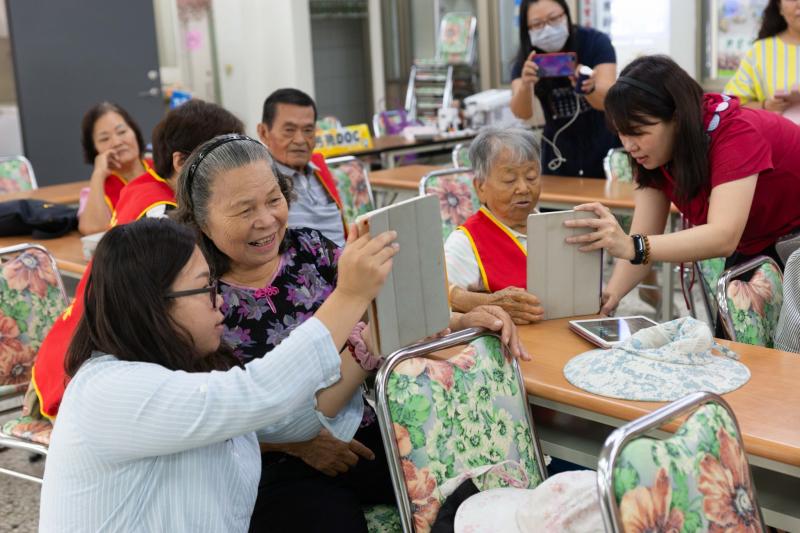 學員練習APP應用，並拍出完美喜愛的照片。