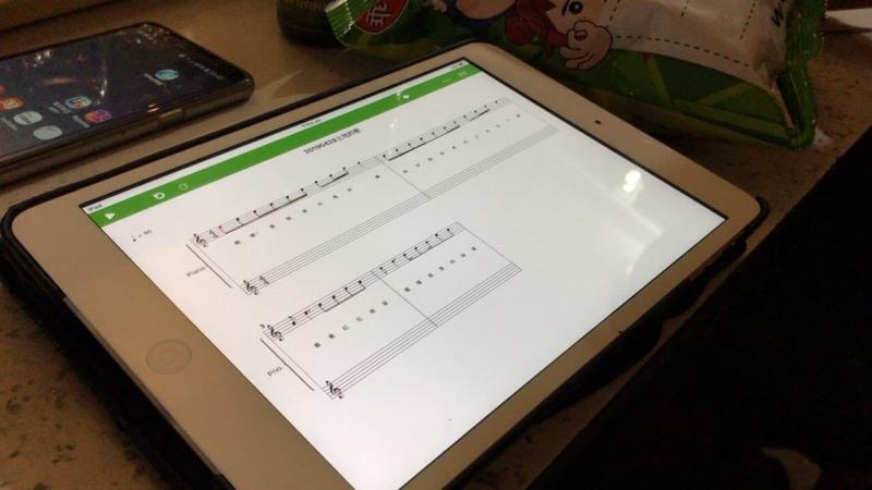 學員在平板上畫出了電子的五線譜，上下跳動的八分音符與四分音符，配合上歌詞形成絕妙的曲子。