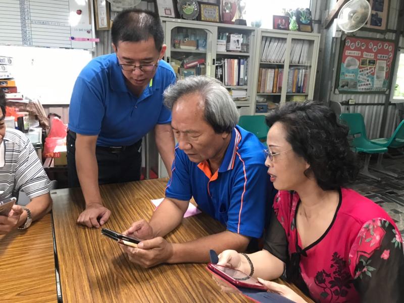 賴老師指導西港里民眾