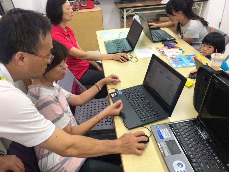 老師指導同學設計圖片