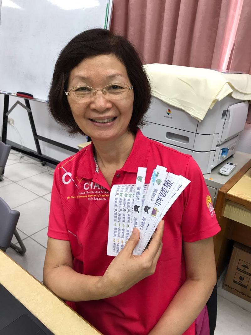 同學與自製姓名貼合照