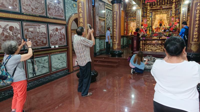 學員們實際運用攝影技巧，透過拍攝廟宇之美的做練習