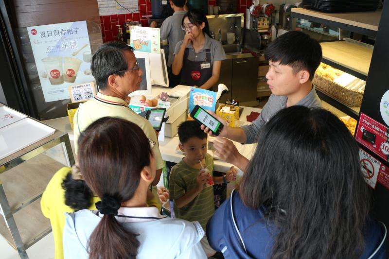 在85度咖啡店也練習操作行動支付