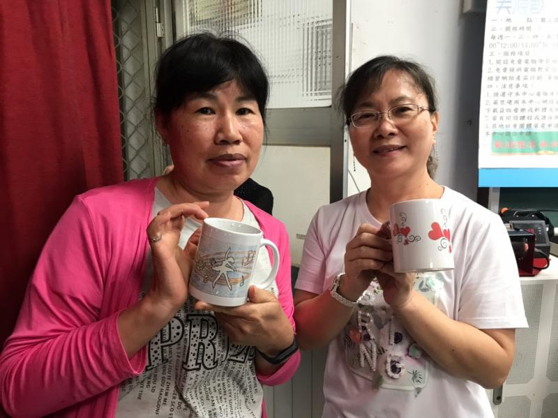 學員開心拿著創意轉印作品拍照