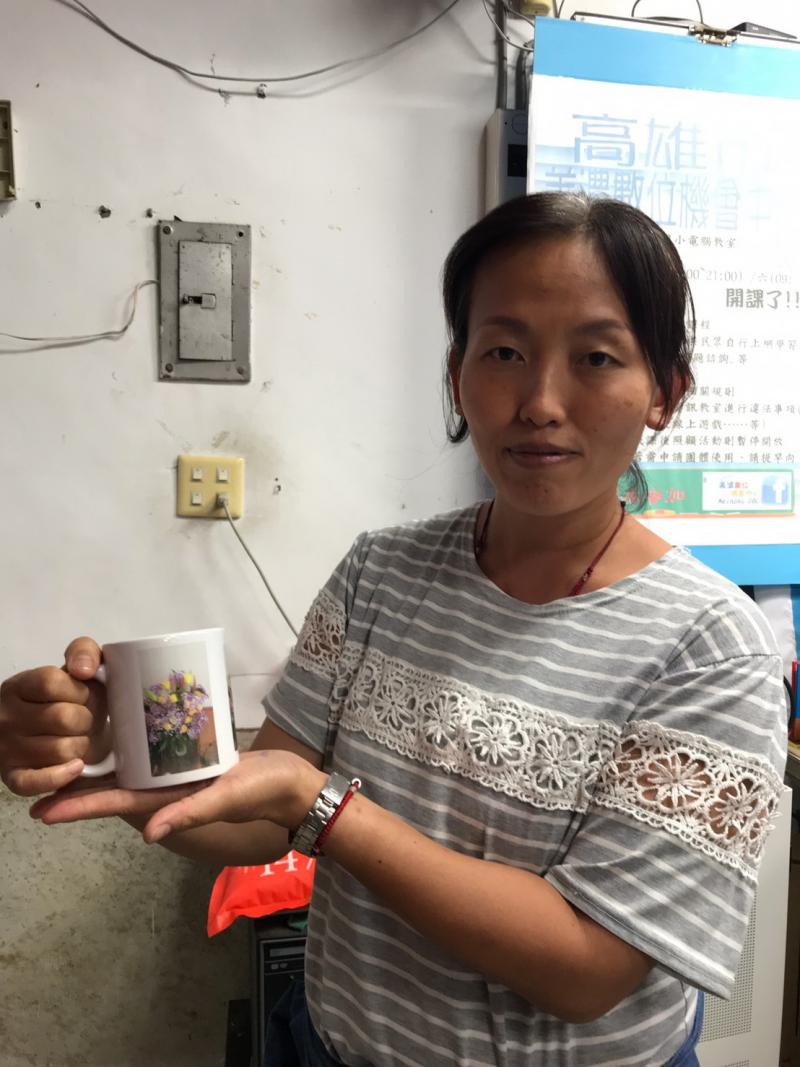 相機紀錄學員將轉印E起來作品拍照