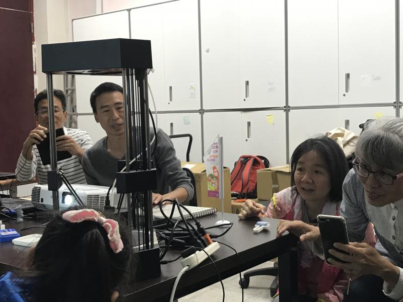 課程中向學員展示、說明3D列印機，包括其運作原理、基本操作及材料填充等，學員對3D列印機亦十分有興趣。