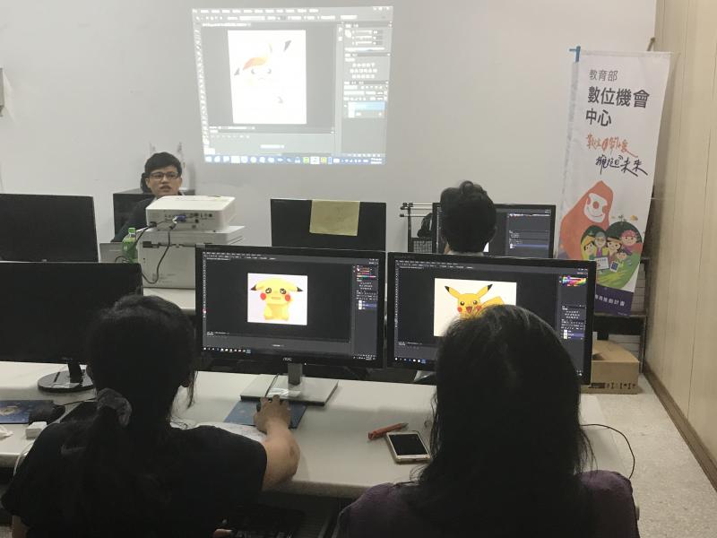 老師向學員講解、示範製作定格動畫所使用軟體，及軟體操作介面上各項功能的使用方法和效果。