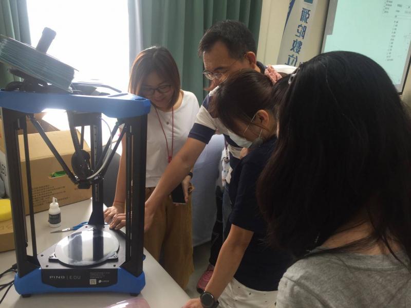 講師帶領學員認識3D印表機製作過程