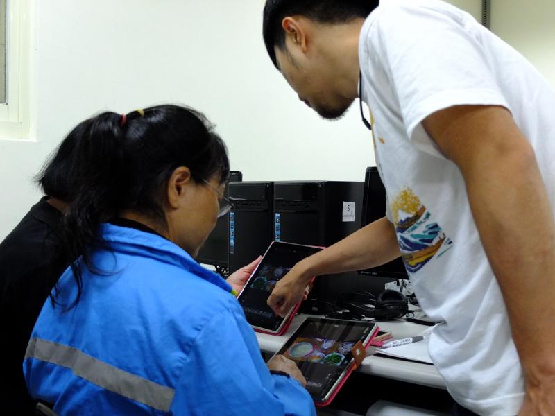 講師教導學員使用平板電腦剪輯