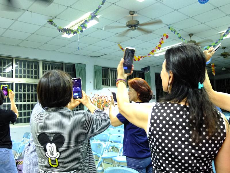 學員使用《Star Walk 2》對照星座位置