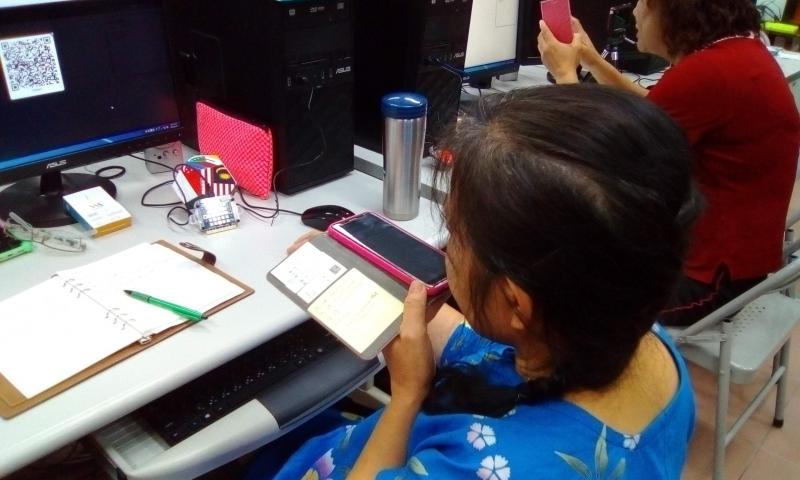 學員正在學習如何將程式匯入到手機當中