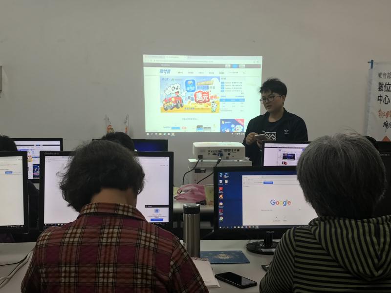 老師仔細說明臺灣目前可使用之多個不同支付平台的使用介面和優缺點。