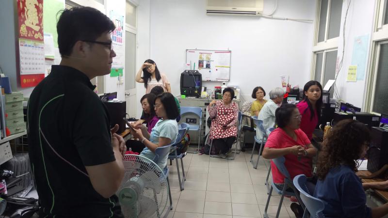 滿堂學員聽講中