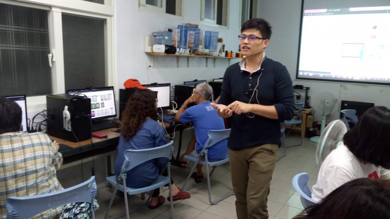 何講師的生動教學一景