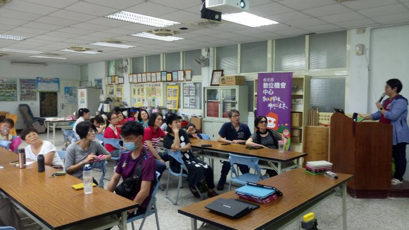 滿座的學員，聆聽教學。