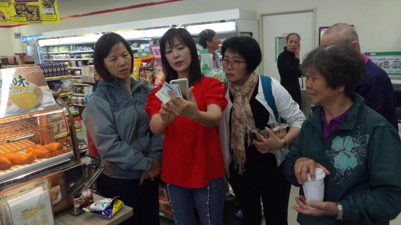 到便利商品實際學習電子支付。