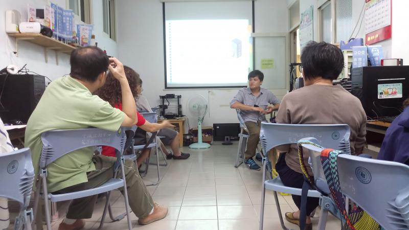 講師與學員互動中。