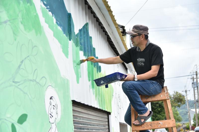 關老師透過藝術引導的感受和想像，讓生活記憶成為創作故事牆的養分，共創藝術風景成為走訪石墻村的新視角。