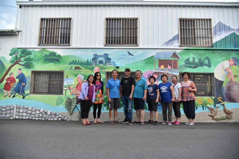 最終故事牆終於完成時，也已近傍晚，這面牆的創作工程，集結了公館 DOC和社區發展協會的傾力支援，連石墻村的村長也投入一起作畫。