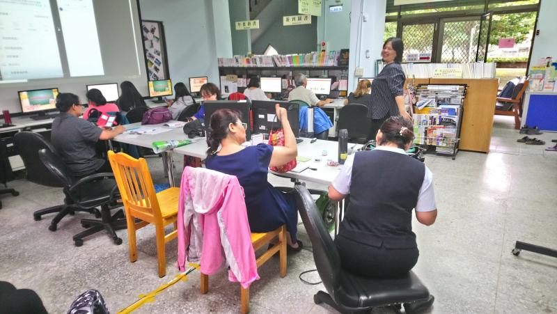 網路創業當頭家課程，請到鳳林著名的李美玲老師，幫大家上課，盛況爆棚。