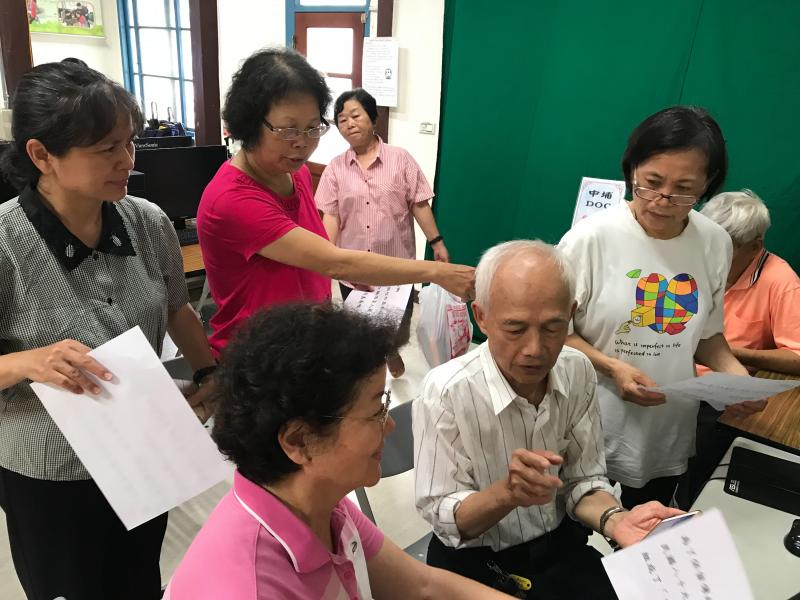 老師說明腳本及主播在錄製過程中的大綱。