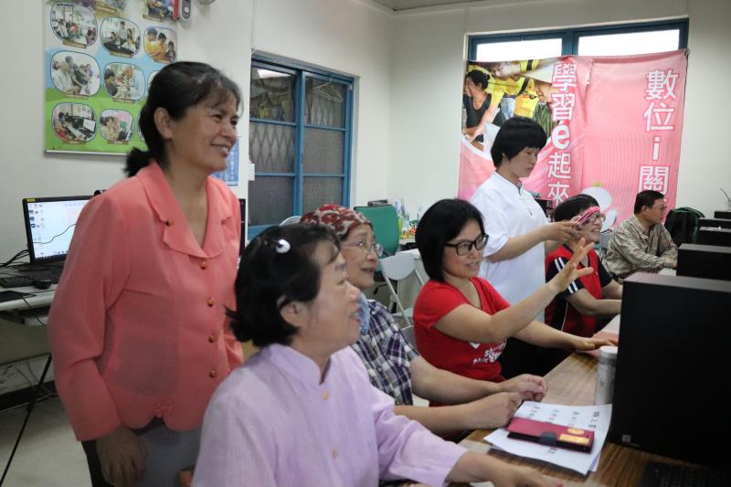 大家互相討論威力導演的編修及去背的操作。