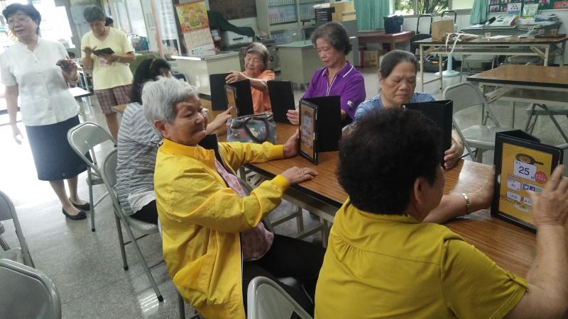 老師正在給大家一邊示範一邊講解