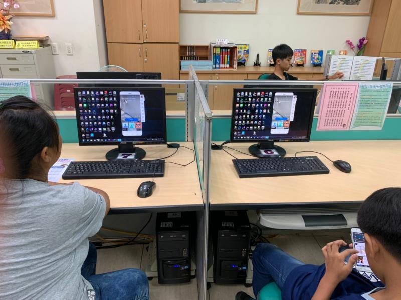 學員看講師示範直播