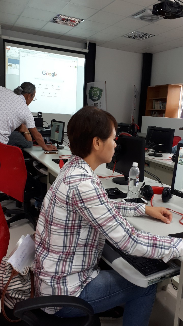眼神專注  擔心忘了老師說的步驟  