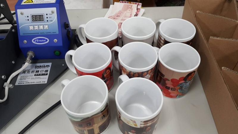 簡單編輯就能組合成三張圖片，翻轉以後就能印在馬克杯上留著紀念。