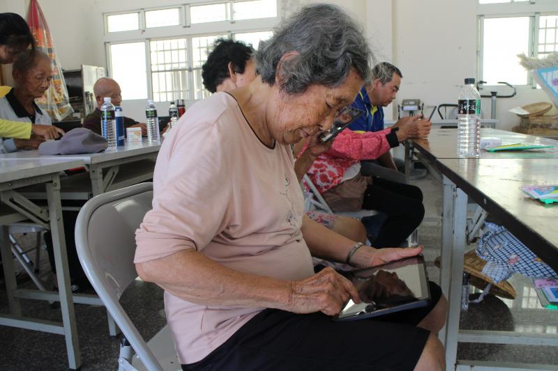 社區阿嬤嘗試查詢火車時刻表