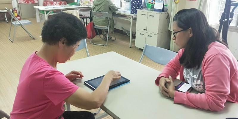 講師在實作時與學員一對一教學