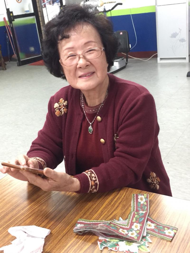 教阿嬤上網找資料與如何使用LINE