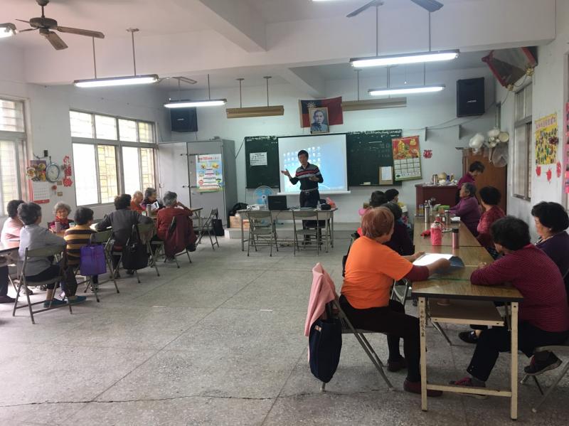 集集出樟所文化影像紀錄專班課程，課堂中學員認真聽老師講解