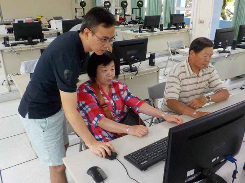 老師指導學員操作設定