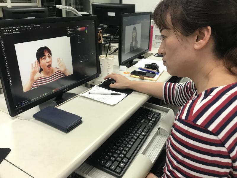 學員利用 Photoshop 軟體進行自己頭像的後製與編修，看著電腦裡的自己專注認真的進行。