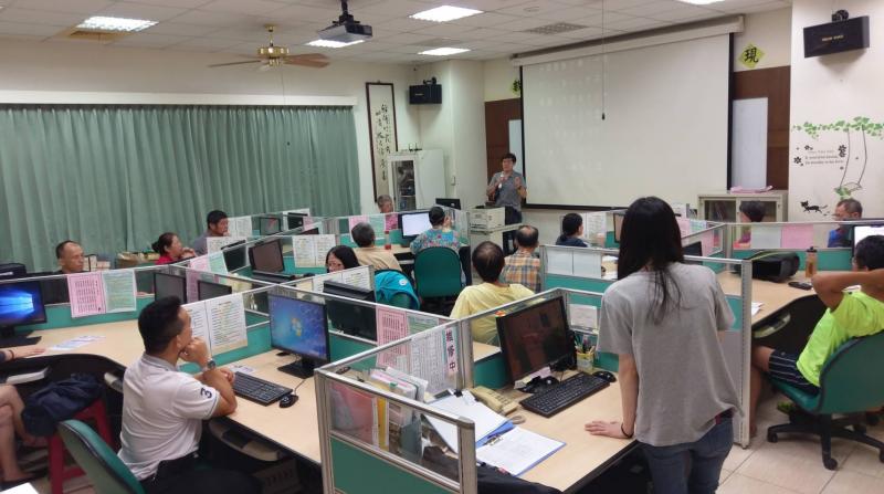 店家文案成功養成班課程，學員認真專心的聽課。