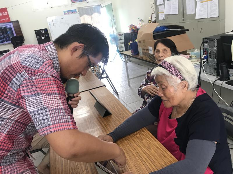 我教老師原住民話老師教我平板，我們一起成長。