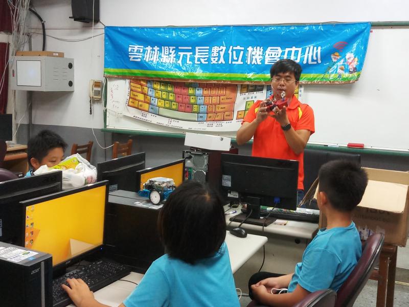 講師講解機器車構造