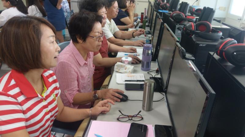 學員認真操作中，也會協助旁邊學員