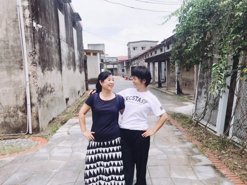 學員在戶外拍攝，練習角度的取景