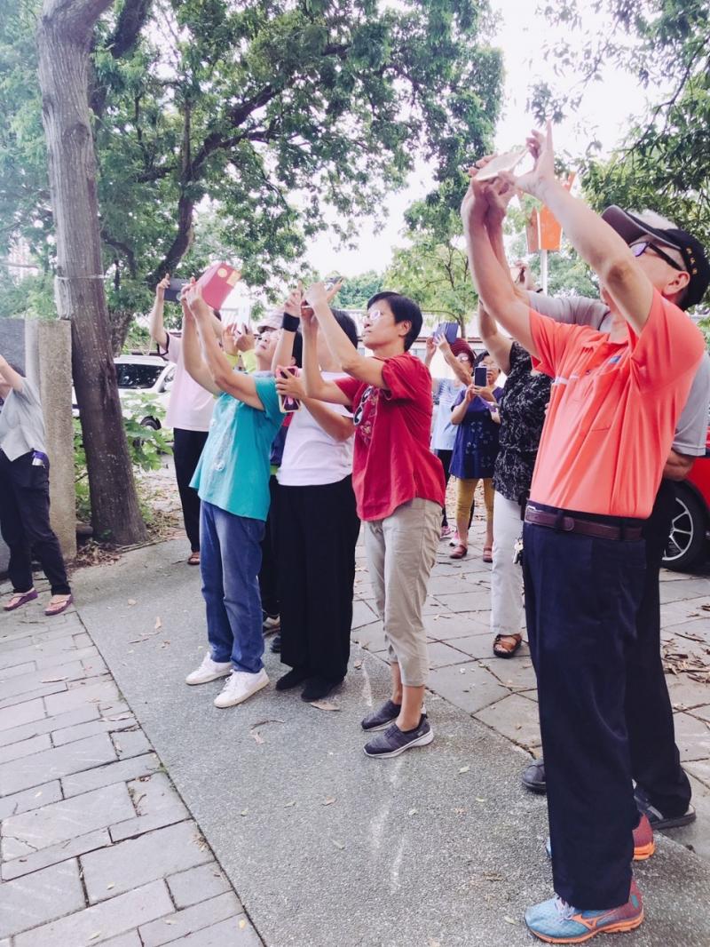 認真的拍攝景物