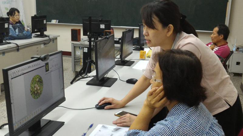 講師教導學員們自己如何載入及編修自己的相片,完成後將其帶入手作物品