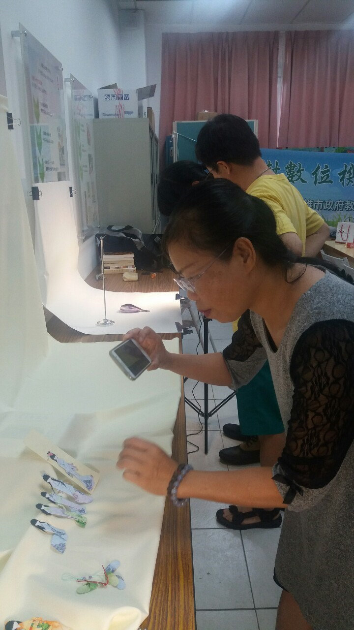 同學用手機拍攝商品