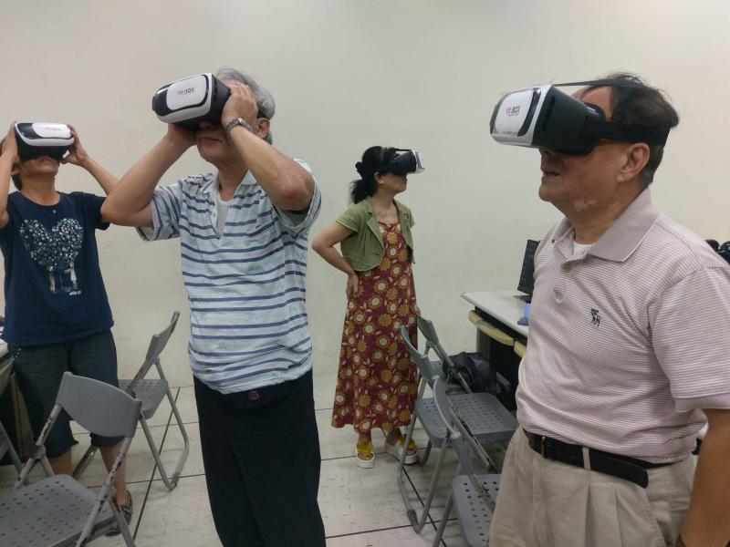 學員專注於3D視覺上的享受.頓時全場安靜了下來.ＶＲ虛擬實境確實可以帶給人們更真實的感官刺激